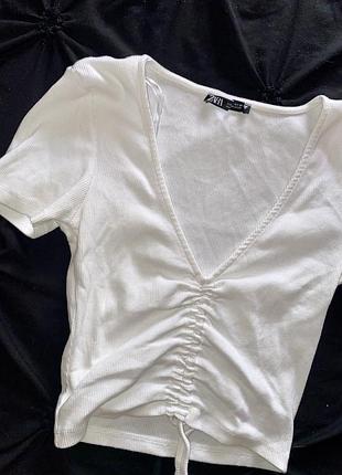 Кроп топ с коротким рукавом скімс трикотажний в рубчик з драпіруванням білий zara s