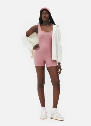 Розовый спортивный комбинезон с шортами