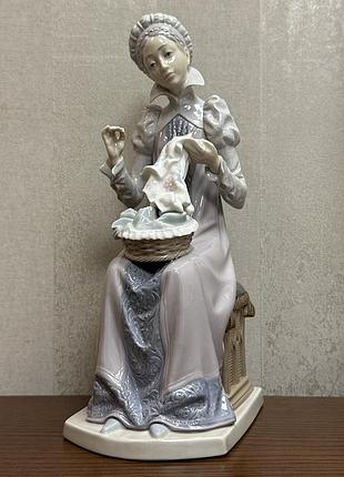 Фарфоровая статуэтка lladro «вышивальщица».