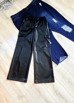Стильні штани брюки карго з штучної шкіри на високій посадці розмір m еко шкіра на зріст від 170 см стильні широкі