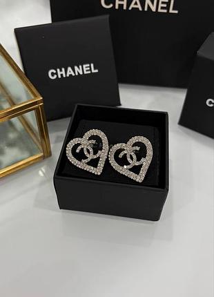 Серьги серебряные в форме сердца со стразами