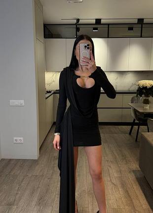 Жіноча сукня зі шлейфом