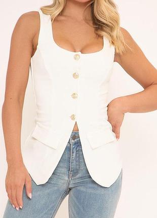 Удлинённый белый женский жилет на пуговицах