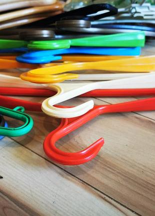 Тремпель плечики вешалки пластмассовые широкие прочные цветные 5 шт