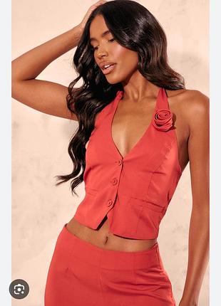 Красный топ жилет на пуговицах с цветком