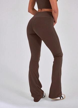 Спортивні кльош штани коричневого кольору кльошні лосіни