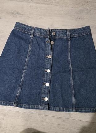 Джинсова мініспідниця на ґудзиках спереду, вільний крій, довжина до середини стегна, класичний синій денім