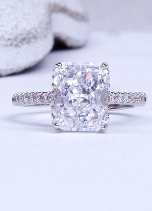 Кільце жіноче з білим камінцем муассаніт, регульоване