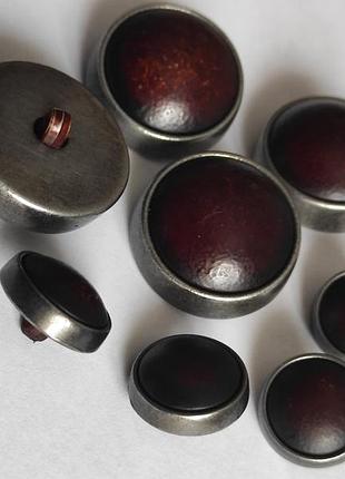 Вінтажні ґудзики в металевій оправі, з темно-бордовими вставками.