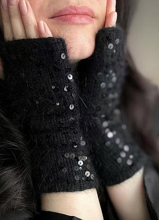 Вʼязані мітенки з лелітками.