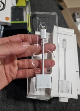 Це адаптер lightning 2-в-1 для одночасного заряджання та прослуховування музики.