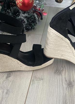 Босоніжки на плетеній танкетці