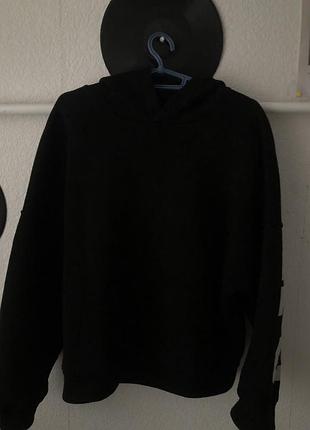 Чорне худі з принтом