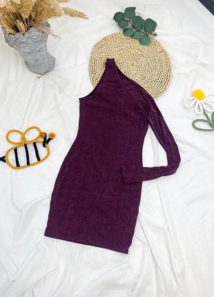 Сукня з одним рукавом