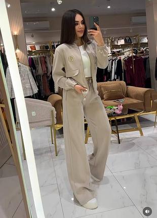 Повседневный костюм с кофтой на молнии с карманами с брюками палаццо со стрелками