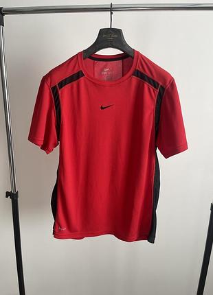 Футболка спортивна червона nike dri fit l