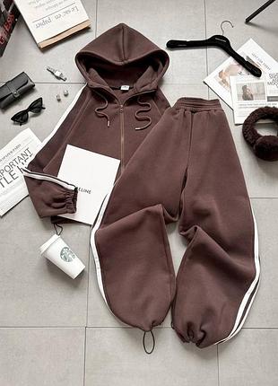 Теплый и комфортный костюм с лампасами и двойным капюшоном из трехнитки на флисе. низ брюк и кофты на кулисках