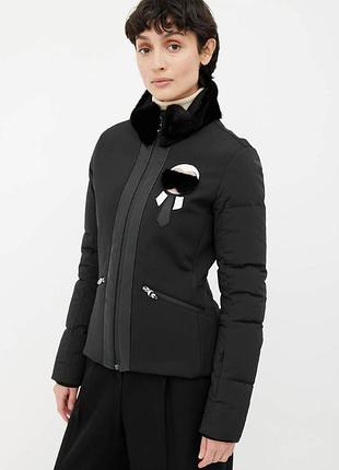 Брендовый черный приталенный пуховик с кожаными вставками и воротником-стойкой из овчины