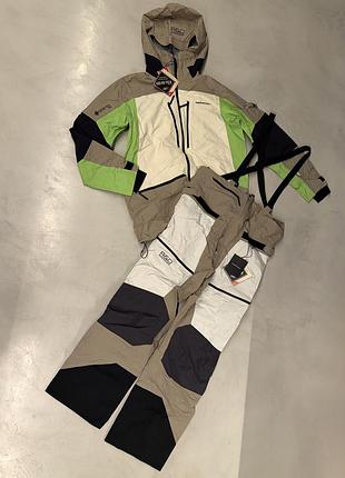 Премиальный лыжный костюм мужской от шведского бренда peak performance, созданный для максимального комфорта и защиты в горах.