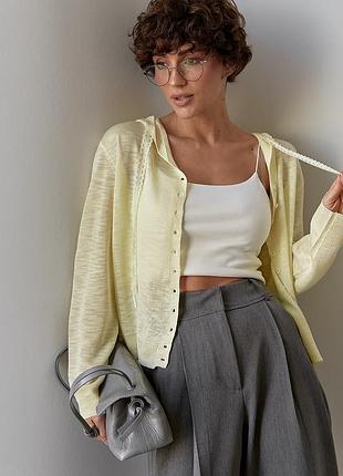 Легкий вʼязаний кардиган на ґудзиках із капюшоном