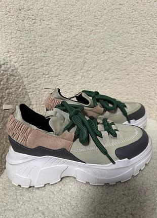 Кросівки жіночі