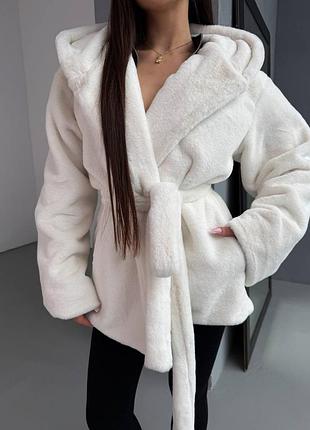 Крутезна шубка з капюшоном