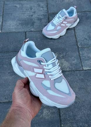 Женские кроссовки