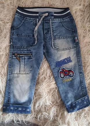 Тонкие джинсы с нашивками