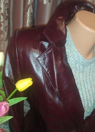 Куртка-пиджак из лакированной кожи насыщено-вишневого цвета2 фото
