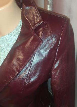 Куртка-пиджак из лакированной кожи насыщено-вишневого цвета3 фото
