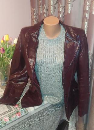 Куртка-пиджак из лакированной кожи насыщено-вишневого цвета