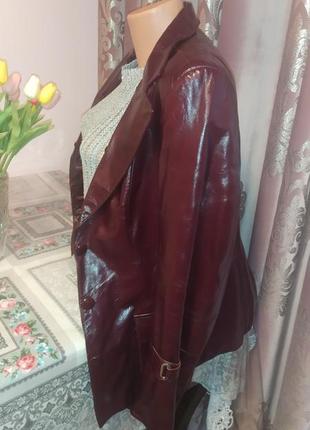 Куртка-пиджак из лакированной кожи насыщено-вишневого цвета