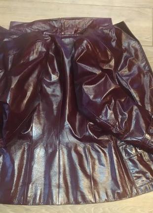 Куртка-пиджак из лакированной кожи насыщено-вишневого цвета