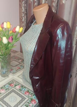 Куртка-пиджак из лакированной кожи насыщено-вишневого цвета
