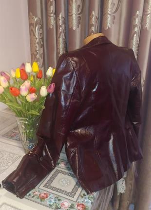 Куртка-пиджак из лакированной кожи насыщено-вишневого цвета9 фото