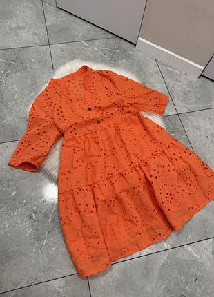 Оранжева сукня з мережива