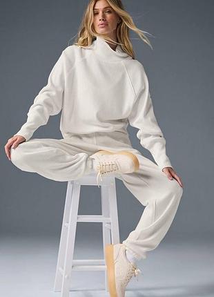 Стильний легкий білосніжний костюм бренду alo yoga р.м