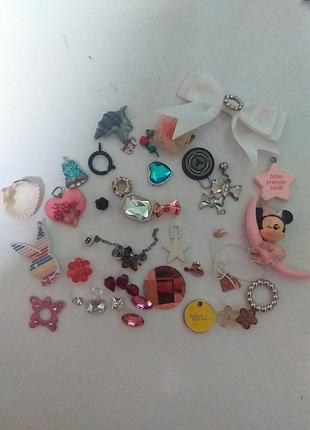 Коллекция различных подвесок, шармов и декоративных элементов