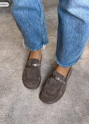 Стильные и комфортные женские лоферы в молочном цвете. выполнены полностью из натуральных материалов. очень удобная модель для повседневного носа