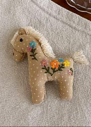 Мила текстильна брошка з вишивкою коник