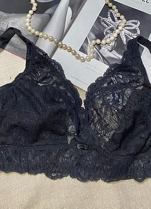 Triumph шикарний чорний мереживний бюст без кісточок