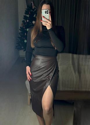 Жіноча спідниця міді на запах з еко шкіри шоколадна