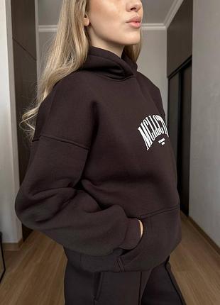 Стильний спортивний костюм насиченого шоколадного кольору — ідеальний вибір для тих, хто цінує комфорт та трендовий вигляд одночасно