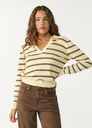 Жіноча кофта-поло у смужку від бренду stradivarius.