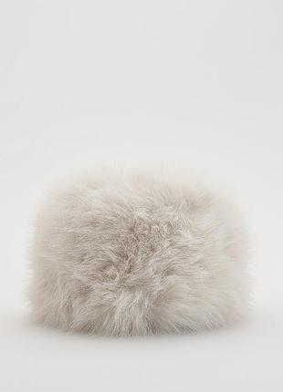 Трендовая меховая шапка reserved