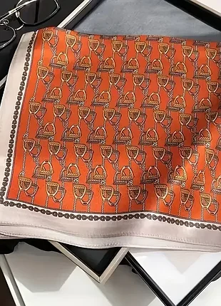 Красивый яркий платок