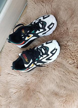 Кросівки жіночі найк  200. в гарному стані  оригінальні виробник країна індонезія 38 розмір устилка 24 см.