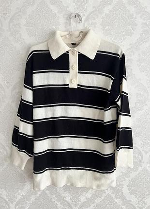 Це чорно-білий смугастий светр-поло .светр має три ґудзики та комір кремового,розмір с-м,стан чудовий
