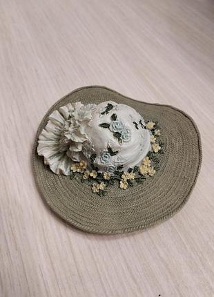 Гарний мініатюрний капелюх від avon.