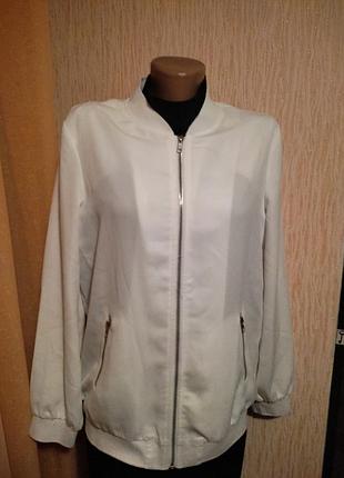 Бомбер жіночий білого кольору в розмірі 44-46(м) від forever 24